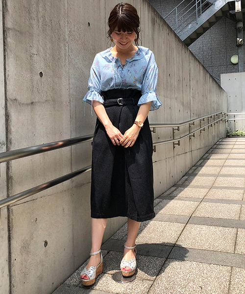 mysty woman（ミスティウーマン）の「デシン花柄編み上げフリル衿ブラウス（シャツ/ブラウス・レディース・ブラック/ライトブルー/イエロー系その他/オフホワイト・FREE）」の5枚目の写真