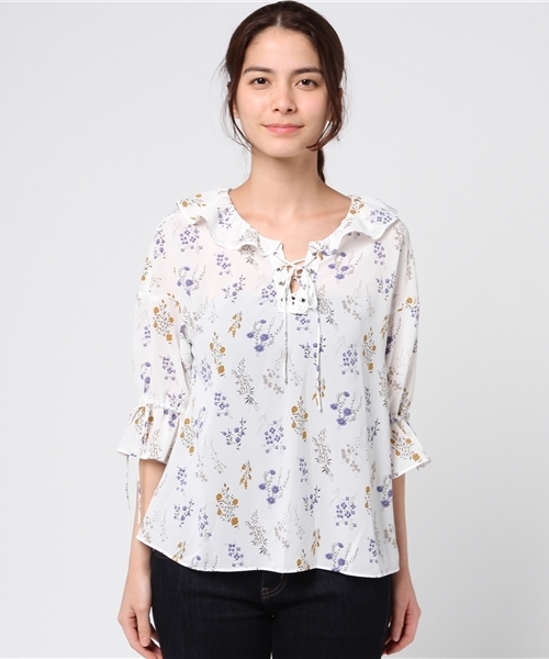 mysty woman（ミスティウーマン）の「デシン花柄編み上げフリル衿ブラウス（シャツ/ブラウス・レディース・ブラック/ライトブルー/イエロー系その他/オフホワイト・FREE）」の6枚目の写真