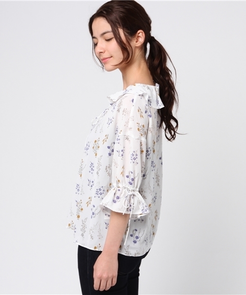 mysty woman（ミスティウーマン）の「デシン花柄編み上げフリル衿ブラウス（シャツ/ブラウス・レディース・ブラック/ライトブルー/イエロー系その他/オフホワイト・FREE）」の7枚目の写真