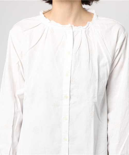 Samansa Mos2(サマンサ モスモス)の「ランダム花刺繍ブラウス(シャツ/ブラウス・レディース・ベージュ/ネイビー/オフホワイト・フリ-)」の5枚目の写真