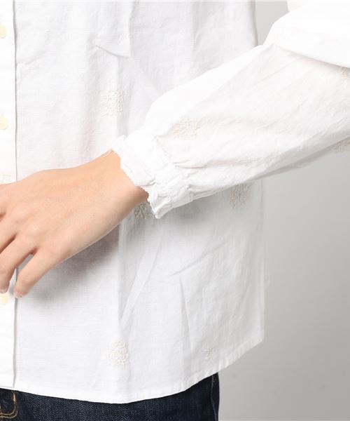 Samansa Mos2(サマンサ モスモス)の「ランダム花刺繍ブラウス(シャツ/ブラウス・レディース・ベージュ/ネイビー/オフホワイト・フリ-)」の8枚目の写真