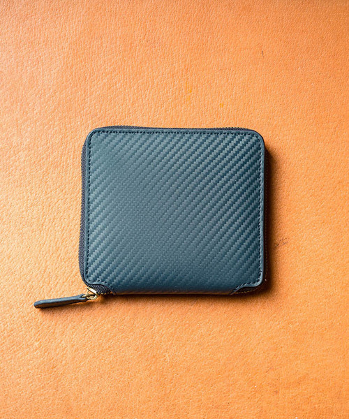 MURA(ムラ)の「ラウンドファスナーコードバン調/カーボン レザー スクエア 二つ折り財布(財布・メンズ・ブラック/ダークブラウン/ネイビー/グリーン/ブラック系その他/ブルー系その他/キャメル/ワイン・FREE)」の7枚目の写真
