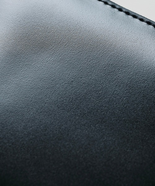 MURA(ムラ)の「ラウンドファスナーコードバン調/カーボン レザー スクエア 二つ折り財布(財布・メンズ・ブラック/ダークブラウン/ネイビー/グリーン/ブラック系その他/ブルー系その他/キャメル/ワイン・FREE)」の12枚目の写真