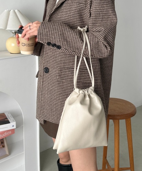 CLEA（クレア）の「2WAY 巾着 ミニショルダー（ショルダーバッグ・レディース・アイボリー/ブラック/ベージュ/オリーブ/ブラウン/グリーン/ゴールド/シルバー・FREE）」の16枚目の写真