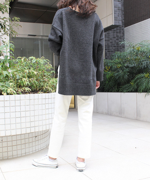 MODE ROBE（モードローブ）の「Vネックルーズニット（ニット/セーター・レディース・ライトグレー/ダークグレー/ブラウン/ベージュ・FREE）」の8枚目の写真