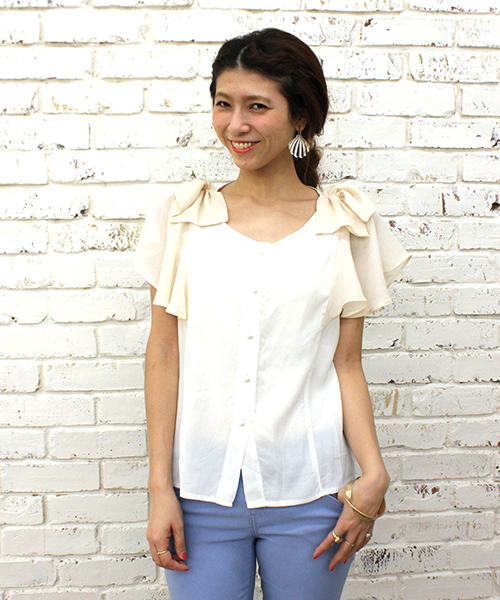 mystic（ミスティック）の「フリル肩リボンブラウス（シャツ/ブラウス・レディース・オフホワイト/ブルー/ブラック/キャメル・ﾌﾘ-）」の2枚目の写真