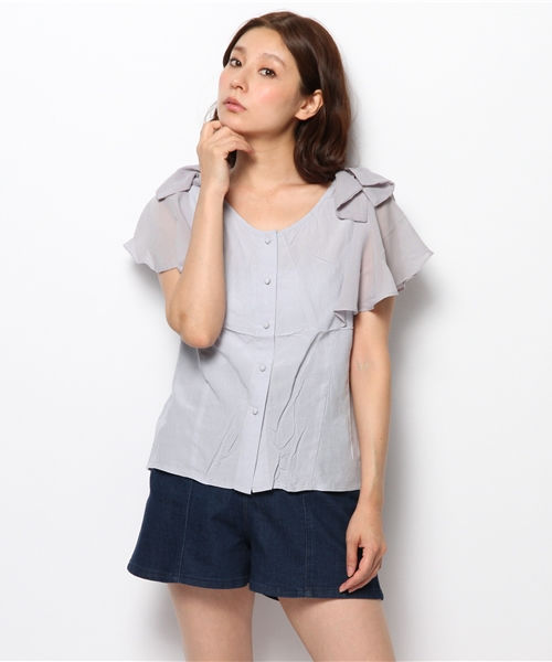 mystic（ミスティック）の「フリル肩リボンブラウス（シャツ/ブラウス・レディース・オフホワイト/ブルー/ブラック/キャメル・ﾌﾘ-）」の6枚目の写真