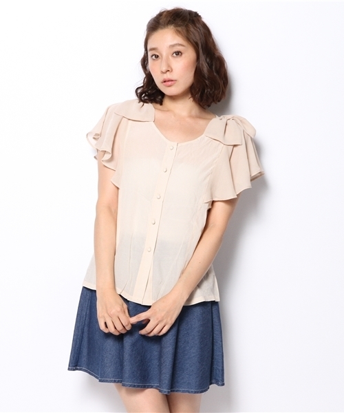 mystic（ミスティック）の「フリル肩リボンブラウス（シャツ/ブラウス・レディース・オフホワイト/ブルー/ブラック/キャメル・ﾌﾘ-）」の4枚目の写真