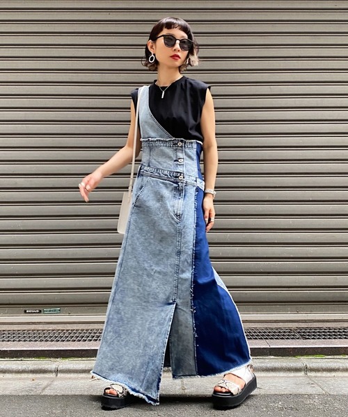 PAGEBOY（ページボーイ）の「ケミカルデニムワンショルワンピース（ワンピース・レディース・ブラック/サックスブルー・MEDIUM）」の2枚目の写真