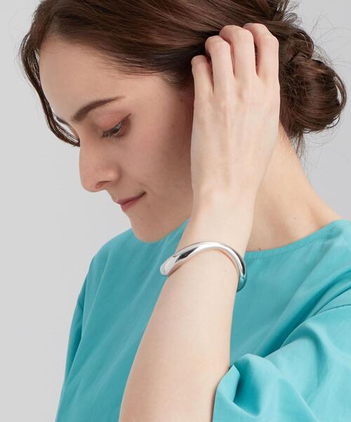 green label relaxing（グリーンレーベルリラクシング）の「FM メタル V ブレスレット（ブレスレット・レディース・シルバー/ゴールド・FREE）」の2枚目の写真