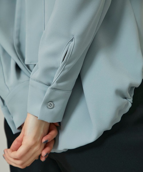 FEMMENT(ファモン)の「【FEMMENT(ファモン)】別注バックサテンストレッチブラウス(シャツ/ブラウス・レディース・ブラック/ブラウン/ブルー・FREE)」の22枚目の写真