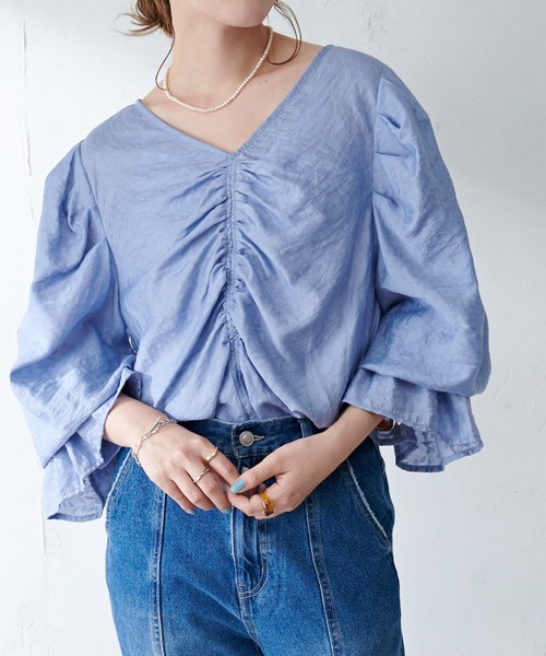 DISCOAT（ディスコート）の「生地JQDギャザーブラウス（シャツ/ブラウス・レディース・サックスブルー/ピンクベージュ/オフホワイト/ブラック・FREE）」の4枚目の写真