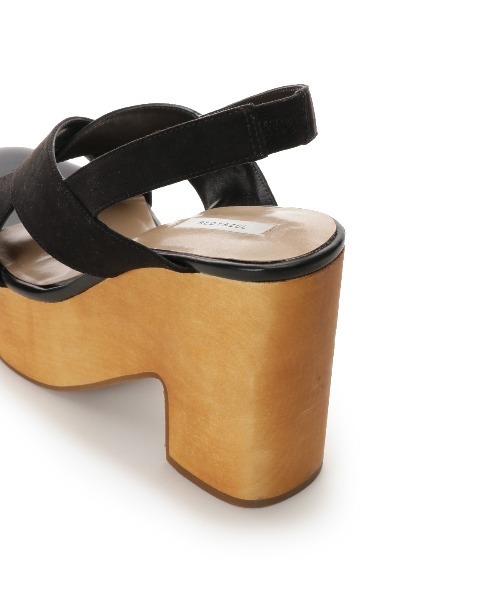 REDYAZEL（レディアゼル）の「フェイクスエードウッドソールサンダル（サンダル・レディース・ベージュ/レッド/ブラック・SMALL/MEDIUM/LARGE）」の7枚目の写真