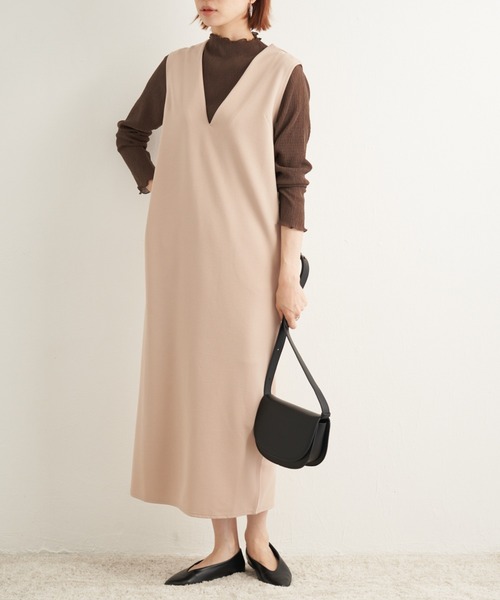 LAVEANGE（ラビアンジェ）の「Vネックツイルポンチ ジャンパースカート（ワンピース・レディース・ブラック/ベージュ/ブラウン/モカ/ネイビー・LL/3L/4L/5L/M）」の4枚目の写真