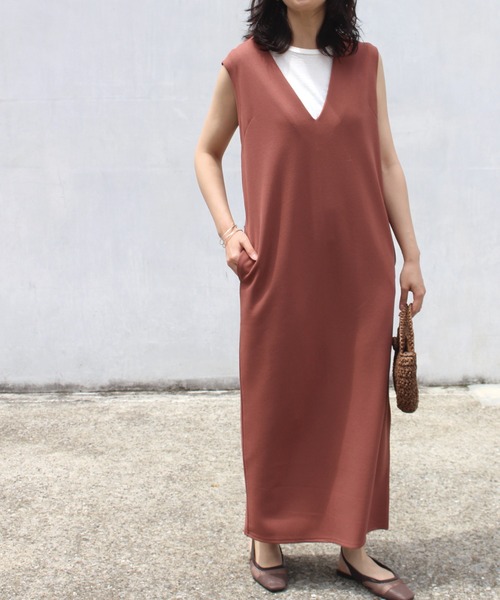 LAVEANGE（ラビアンジェ）の「Vネックツイルポンチ ジャンパースカート（ワンピース・レディース・ブラック/ベージュ/ブラウン/モカ/ネイビー・LL/3L/4L/5L/M）」の3枚目の写真