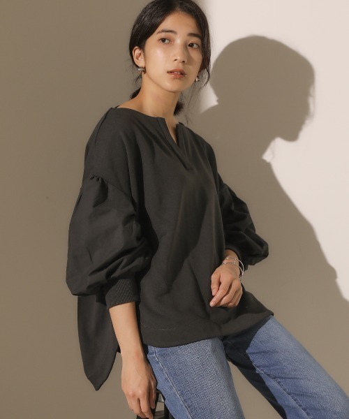 Bou Jeloud（ブージュルード）の「袖ボリュームスウェット（スウェット・レディース・チャコールグレー/モカ/ホワイト系その他・FREE）」の3枚目の写真