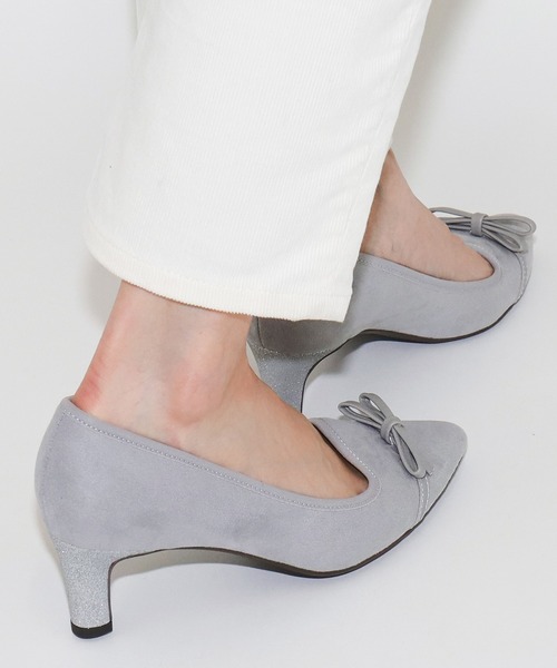 artemis by DIANA（アルテミスバイダイアナ）の「オペラカットリボンパンプス（パンプス・レディース・ベージュ/ブラックミックス/グレー/ブラック・23.0cm/23.5cm/25.0cm/24.5cm/22.5cm/24.0cm/22.0cm）」の5枚目の写真