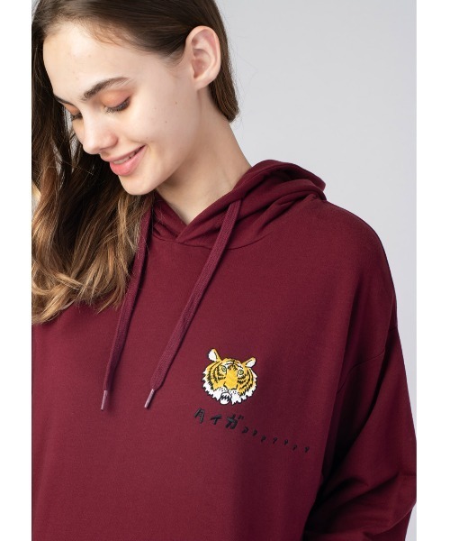 Design Tshirts Store graniph（デザイン　ティーシャツ　ストア　グラニフ）の「タイガー｜ビッグシルエットパーカー（パーカー・メンズ・ボルドー・LARGE/MEDIUM/SMALL）」の3枚目の写真