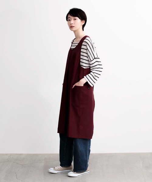 COCO WALK（ココウォーク）の「COCOWALK:タック バッククロス エプロン（エプロン・レディース・ベージュ/ボルドー・FREE）」の4枚目の写真