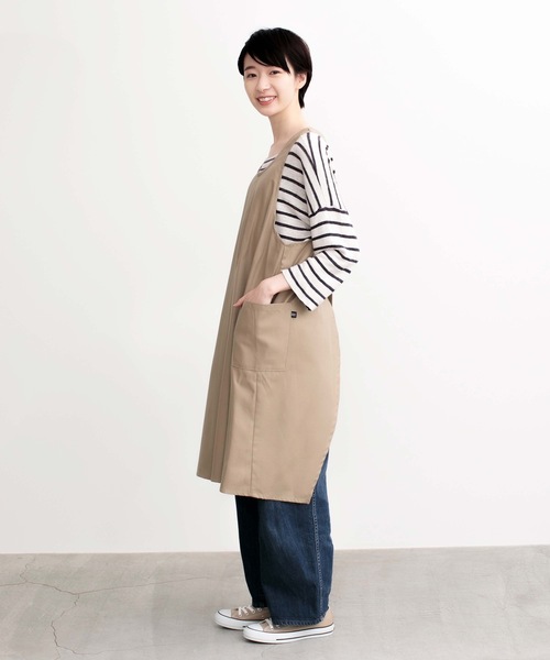 COCO WALK（ココウォーク）の「COCOWALK:タック バッククロス エプロン（エプロン・レディース・ベージュ/ボルドー・FREE）」の3枚目の写真