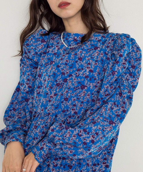 w closet(ダブルクローゼット)の「小花柄ティアード2WAYワンピース(ワンピース・レディース・ブルー/グリーン・FREE)」の7枚目の写真