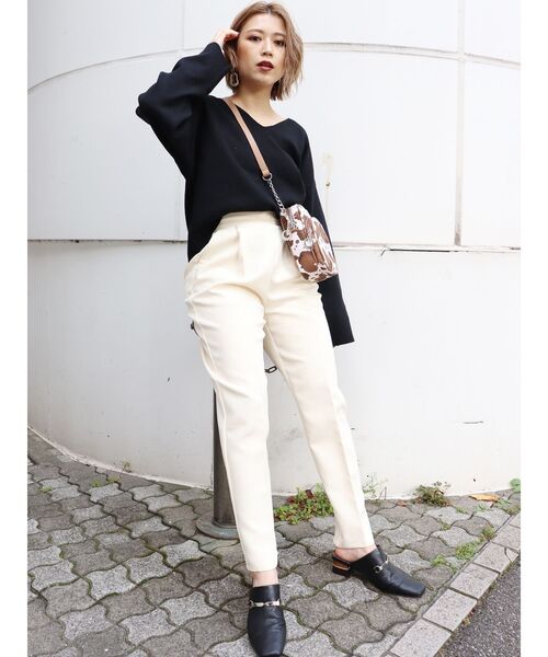 MURUA(ムルーア)の「カラータックパンツ(スラックス・レディース・ブラック/パープル/レッド/グリーン/アイボリー/マスタード・1/2)」の7枚目の写真