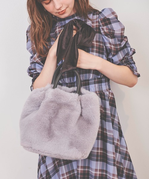 31 Sons de mode（トランテアン　ソン　ドゥ　モード）の「リボンショルダーフェイクファーバッグ（ショルダーバッグ・レディース・サックスブルー/モカ・38）」の9枚目の写真