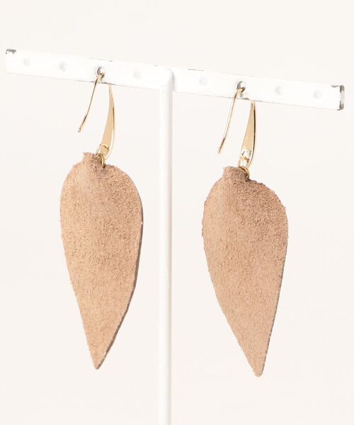 Alluge（アルージュ）の「リアルレザーバイカラーピアス（ピアス（両耳用）・レディース・グレイッシュベージュ・FREE）」の3枚目の写真