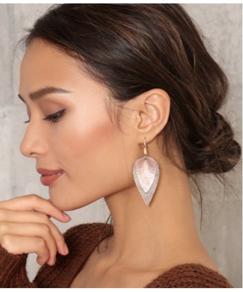 Alluge（アルージュ）の「リアルレザーバイカラーピアス（ピアス（両耳用）・レディース・グレイッシュベージュ・FREE）」の4枚目の写真