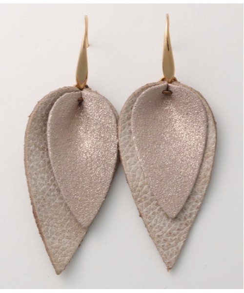 Alluge（アルージュ）の「リアルレザーバイカラーピアス（ピアス（両耳用）・レディース・グレイッシュベージュ・FREE）」の2枚目の写真