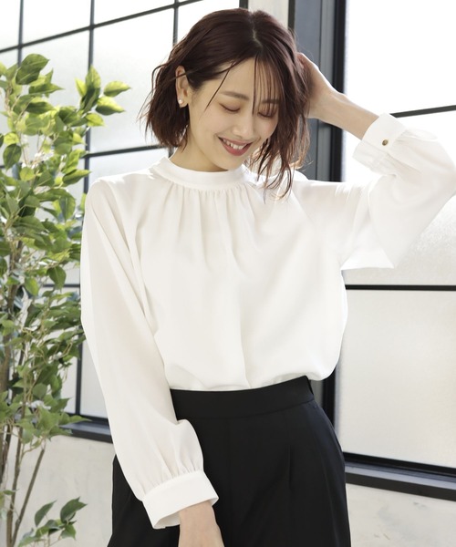 GLOBAL WORK（グローバルワーク）の「スタンドギャザーブラウス/236530（シャツ/ブラウス・レディース・ブラック/ライトベージュ/ホワイト・MEDIUM/LARGE）」の2枚目の写真