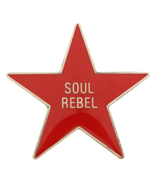 WACKO MARIA（ワコマリア）の「WACKO MARIA PIN BADGE (SOUL REBEL)（ブローチ/コサージュ・メンズ・ホワイト/ブラック/レッド/ブルー・ONE SIZE）」の4枚目の写真
