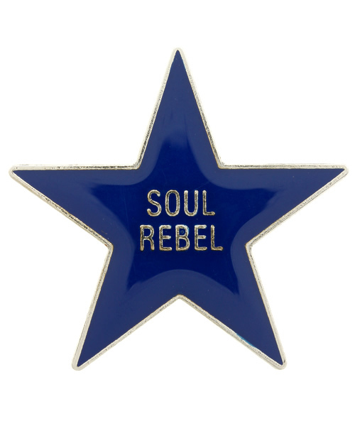 WACKO MARIA（ワコマリア）の「WACKO MARIA PIN BADGE (SOUL REBEL)（ブローチ/コサージュ・メンズ・ホワイト/ブラック/レッド/ブルー・ONE SIZE）」の3枚目の写真