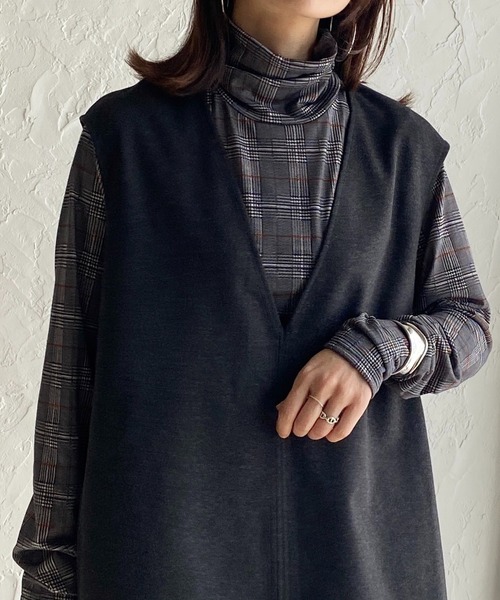 She's Closet(シーズクローゼット)の「タータンチェック柄ボトルネック長袖カットソートップス(Tシャツ/カットソー・レディース・グレイッシュベージュ/ブラック・FREE)」の2枚目の写真