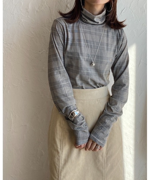 She's Closet(シーズクローゼット)の「タータンチェック柄ボトルネック長袖カットソートップス(Tシャツ/カットソー・レディース・グレイッシュベージュ/ブラック・FREE)」の3枚目の写真