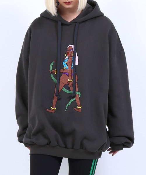 PUNYUS（プニュズ）の「裏起毛アマゾネス刺繍パーカー（パーカー・レディース・ベージュ/ブルー/グリーン/スミクロ・4/3）」の2枚目の写真