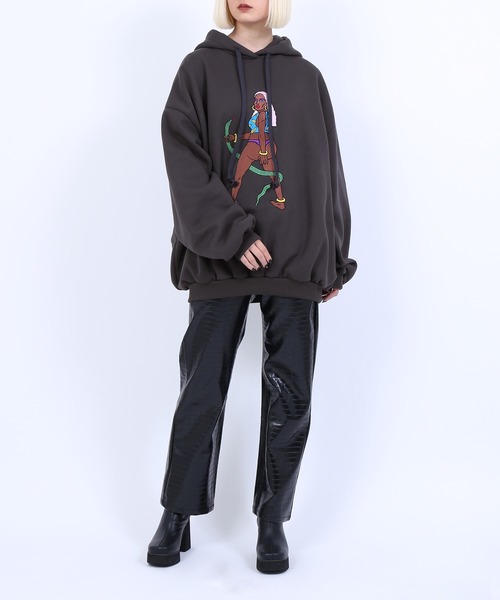 PUNYUS（プニュズ）の「裏起毛アマゾネス刺繍パーカー（パーカー・レディース・ベージュ/ブルー/グリーン/スミクロ・4/3）」の5枚目の写真