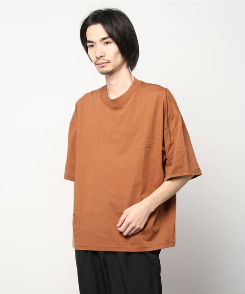 STUDIO NICHOLSON(スタジオニコルソン)の「スタジオニコルソン STUDIO NICHOLSON / PIU MOCK NECK T-SHIRT(Tシャツ/カットソー・メンズ・キャメル・SMALL)」の1枚目の写真