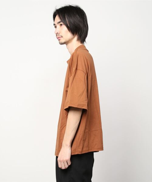 STUDIO NICHOLSON(スタジオニコルソン)の「スタジオニコルソン STUDIO NICHOLSON / PIU MOCK NECK T-SHIRT(Tシャツ/カットソー・メンズ・キャメル・SMALL)」の2枚目の写真
