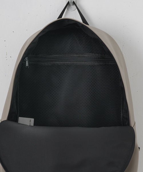 CASPER JOHN（キャスパージョン）の「Cow leather back pack/カウレザーバックパック（バックパック/リュック・メンズ・ブラック/グレイッシュベージュ・FREE）」の16枚目の写真