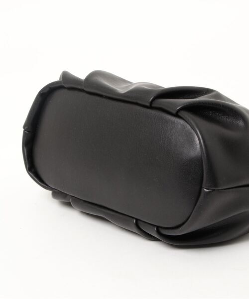 NATURAL BEAUTY BASIC（ナチュラルビューティーベーシック）の「シャーリングハンドルクラッチ（クラッチバッグ・レディース・ブラック/グリーン・ﾌﾘ-）」の17枚目の写真