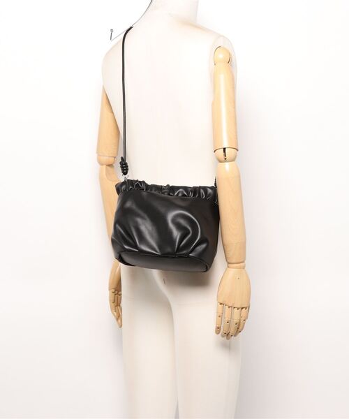 NATURAL BEAUTY BASIC（ナチュラルビューティーベーシック）の「シャーリングハンドルクラッチ（クラッチバッグ・レディース・ブラック/グリーン・ﾌﾘ-）」の19枚目の写真