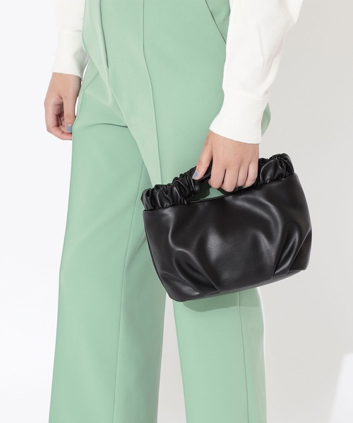 NATURAL BEAUTY BASIC（ナチュラルビューティーベーシック）の「シャーリングハンドルクラッチ（クラッチバッグ・レディース・ブラック/グリーン・ﾌﾘ-）」の3枚目の写真