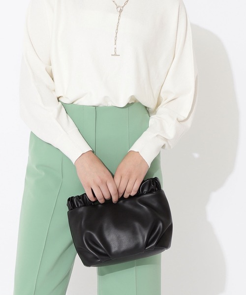 NATURAL BEAUTY BASIC（ナチュラルビューティーベーシック）の「シャーリングハンドルクラッチ（クラッチバッグ・レディース・ブラック/グリーン・ﾌﾘ-）」の4枚目の写真