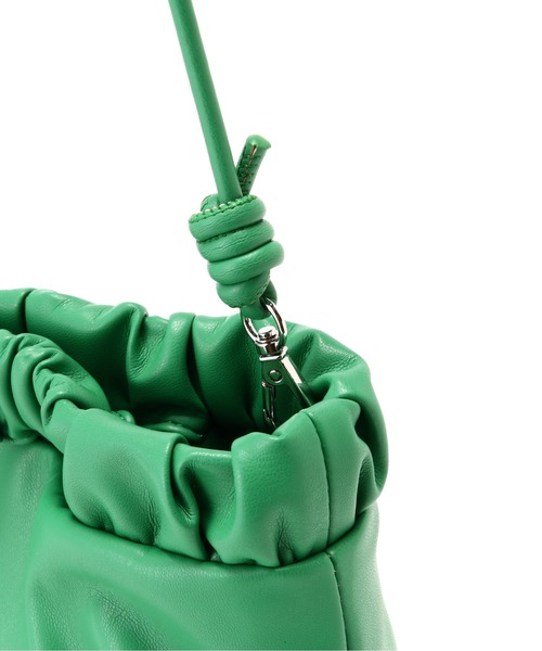 NATURAL BEAUTY BASIC（ナチュラルビューティーベーシック）の「シャーリングハンドルクラッチ（クラッチバッグ・レディース・ブラック/グリーン・ﾌﾘ-）」の13枚目の写真