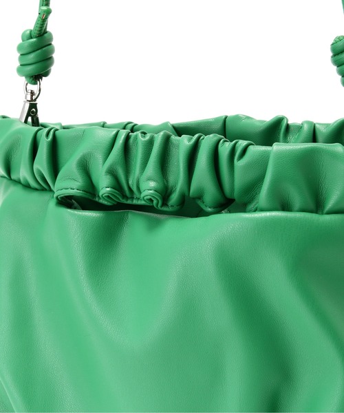 NATURAL BEAUTY BASIC（ナチュラルビューティーベーシック）の「シャーリングハンドルクラッチ（クラッチバッグ・レディース・ブラック/グリーン・ﾌﾘ-）」の14枚目の写真