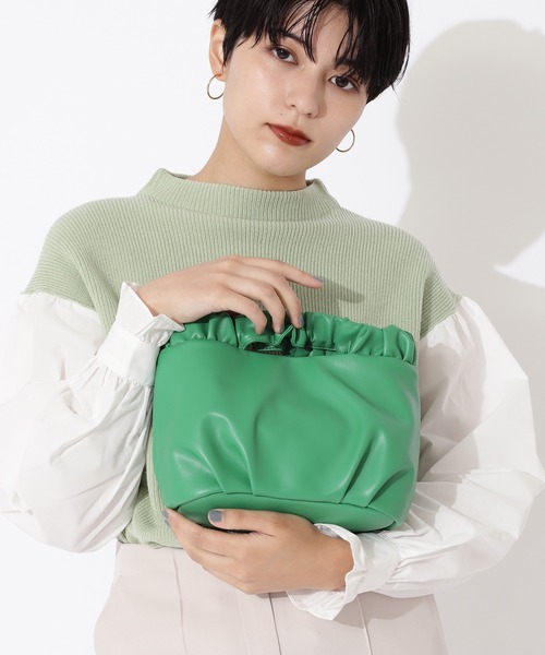 NATURAL BEAUTY BASIC（ナチュラルビューティーベーシック）の「シャーリングハンドルクラッチ（クラッチバッグ・レディース・ブラック/グリーン・ﾌﾘ-）」の7枚目の写真