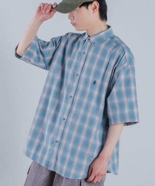 improves（インプローブス）の「ワンポイント 刺しゅう 半袖 レギュラーカラー チェックシャツ（シャツ/ブラウス・メンズ・ブルー/オレンジ/グリーン・LARGE/MEDIUM）」の2枚目の写真