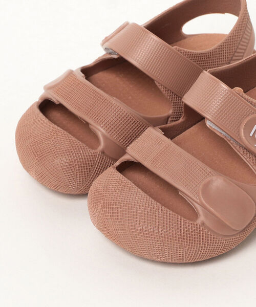 こども ビームス（コドモビームス）の「igor / BONDI SOLID サンダル 22（10.5～16cm）（サンダル・キッズ・レッド系その他4/インディゴブルー/ブラウン系その他3/グレー/オフホワイト/ピンク・15cm/16cm/13cm/14cm/12cm/14.5㎝/12.5cm/11cm/10.5cm）」の7枚目の写真