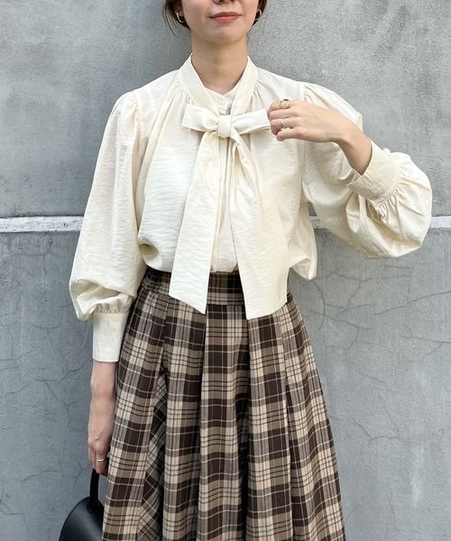 mysty woman(ミスティウーマン)の「ボウタイ付きブラウス 157094(シャツ/ブラウス・レディース・ブラック/ベージュ/アイボリー/グレイッシュブルー・FREE)」の10枚目の写真